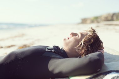 Büyük dalgalar sonra derin bir nefes al