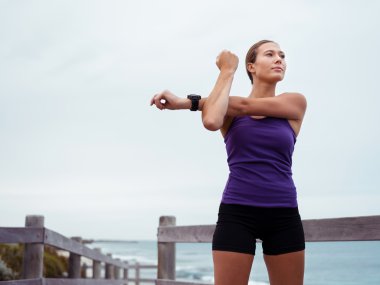 Egzersiz yapmadan önce geriniyorum.