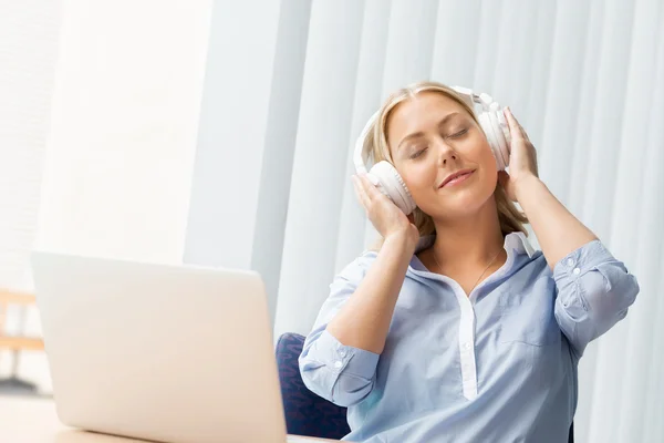 Nedsänkt i musik — Stockfoto