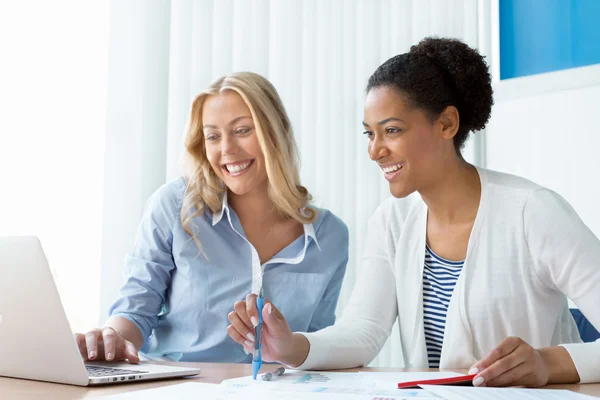 Las mentes hermosas trabajan juntas — Foto de Stock