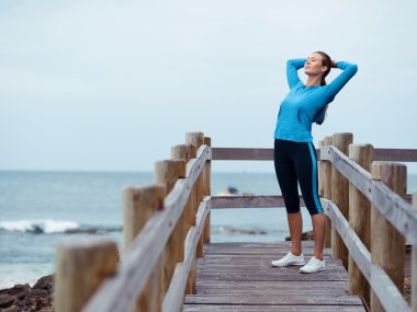 Sabah egzersiz okyanusun yanındaki