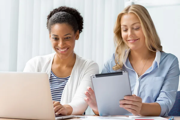 Twee professionals zijn beter dan een — Stockfoto