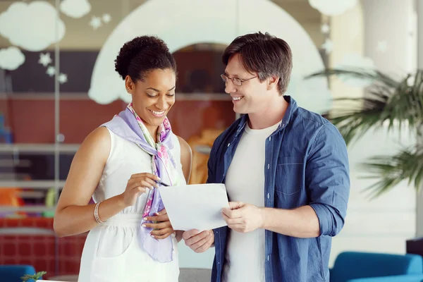 Felice di lavorare insieme — Foto Stock