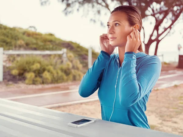 Looking for a music to get inspired for a run — Stock Photo, Image