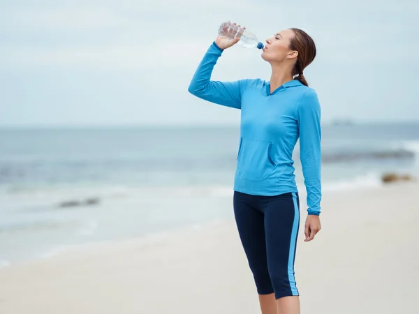 Breve descanso para tomar algo de agua — Foto de Stock