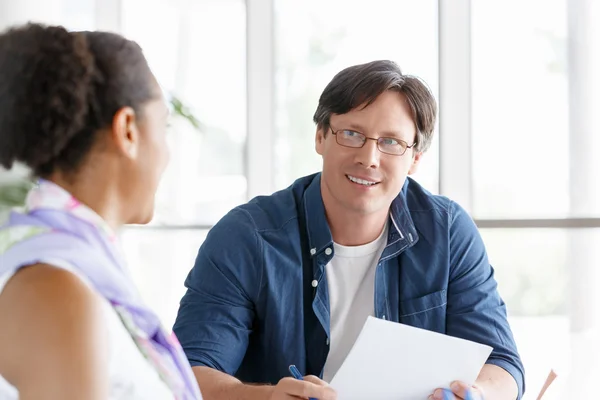 Expertin ist bereit, ihr bei ihrer Arbeit zu helfen — Stockfoto