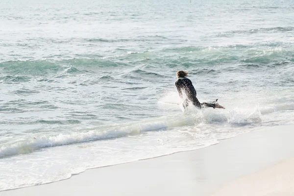 Серфинг заставляет меня чувствовать себя живым — стоковое фото