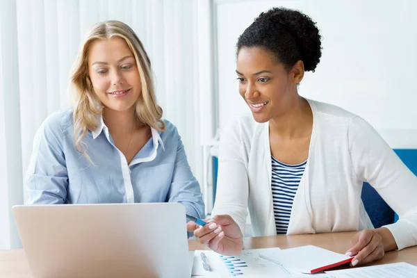 Beautiful minds work together — Stock Photo, Image