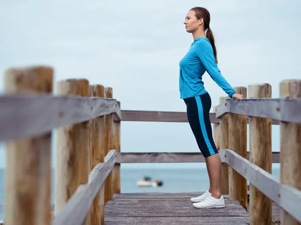 Morning exercise next to the ocean — Stock Photo, Image