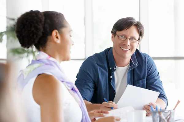 Expert är redo att hjälpa henne med hennes arbete — Stockfoto