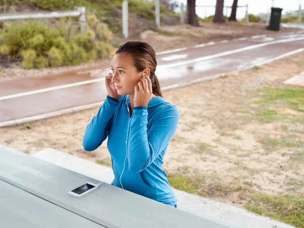 Looking for a music to get inspired for a run — Stock Photo, Image