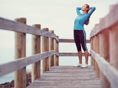 Sabah egzersiz okyanusun yanındaki