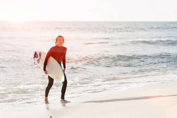 Surfing makes me feel alive — Stock Photo, Image