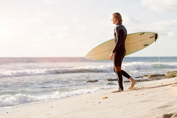 El surf me hace sentir vivo —  Fotos de Stock