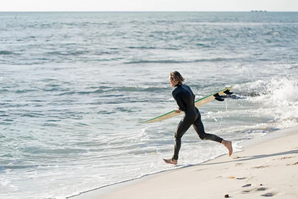 Surfing sprawia, że czuję żywy — Zdjęcie stockowe