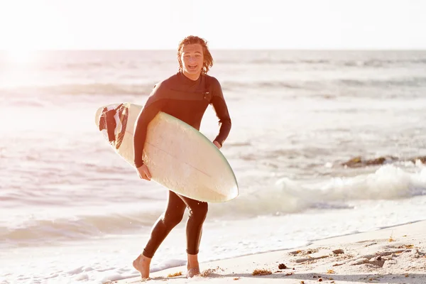 Surfen macht mich lebendig — Stockfoto