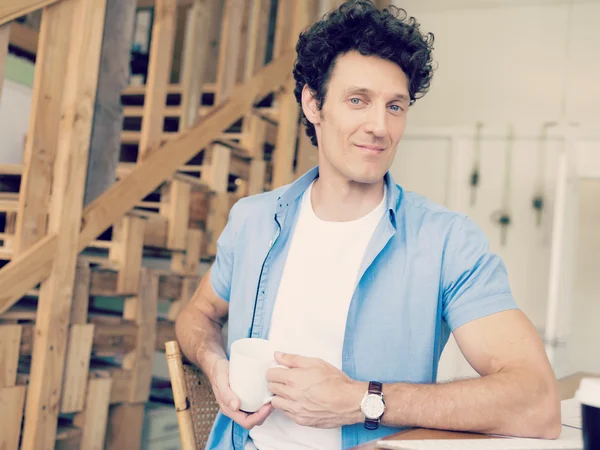 Es genial sentirse como en casa cuando estás en el trabajo. — Foto de Stock