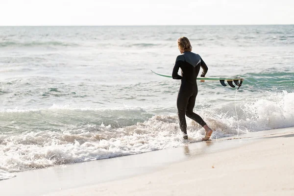 El surf me hace sentir vivo —  Fotos de Stock