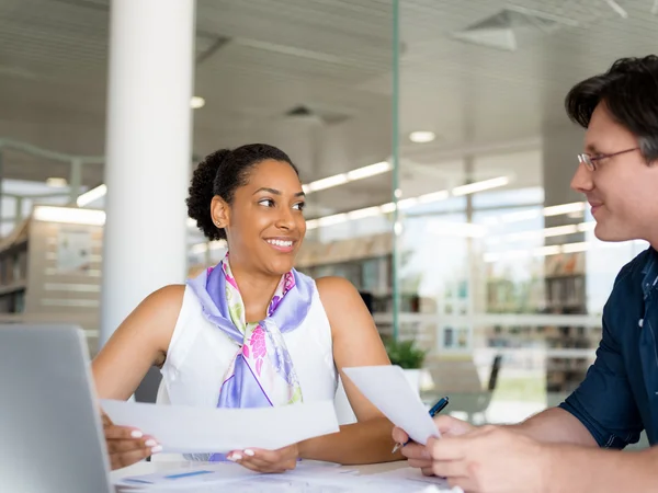 Felice di lavorare insieme — Foto Stock