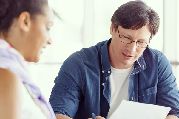 Expert är redo att hjälpa henne med hennes arbete — Stockfoto