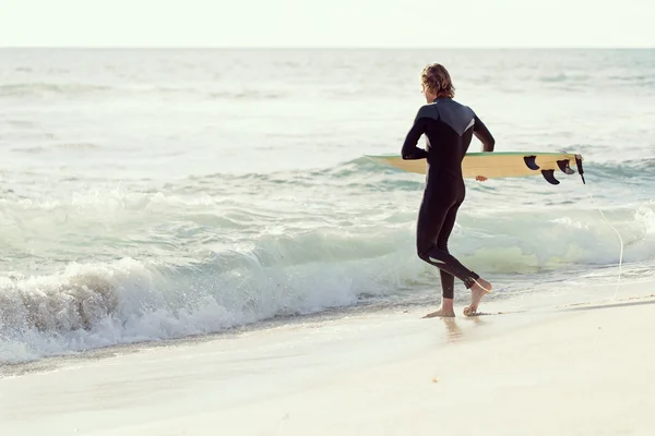 El surf me hace sentir vivo — Foto de Stock