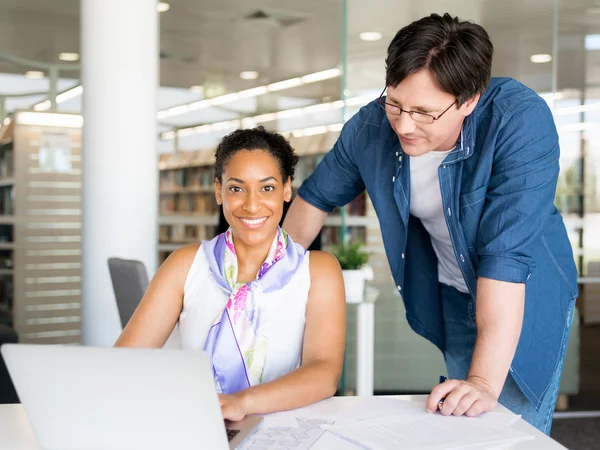 Esperto è pronto ad aiutarla con il suo lavoro — Foto Stock