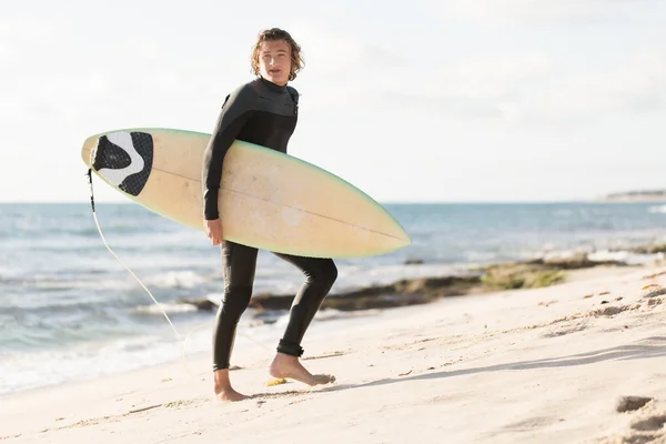 El surf me hace sentir vivo —  Fotos de Stock