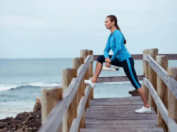 Exercice matinal à côté de l'océan — Photo