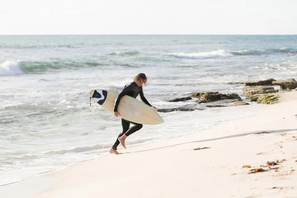 El surf me hace sentir vivo —  Fotos de Stock