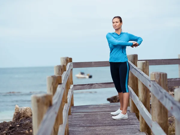 Morning exercise next to the ocean — Stock Photo, Image