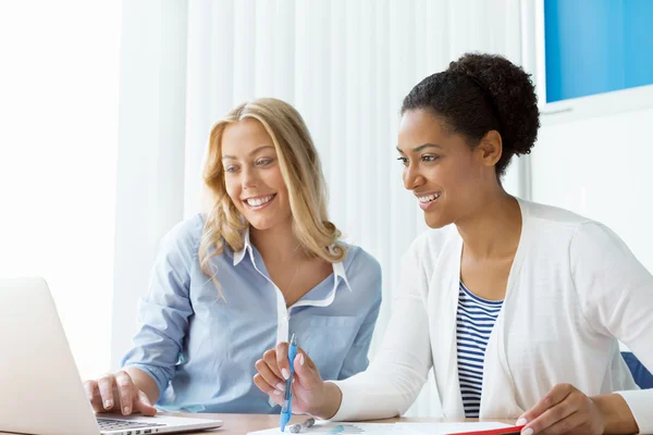 Las mentes hermosas trabajan juntas — Foto de Stock