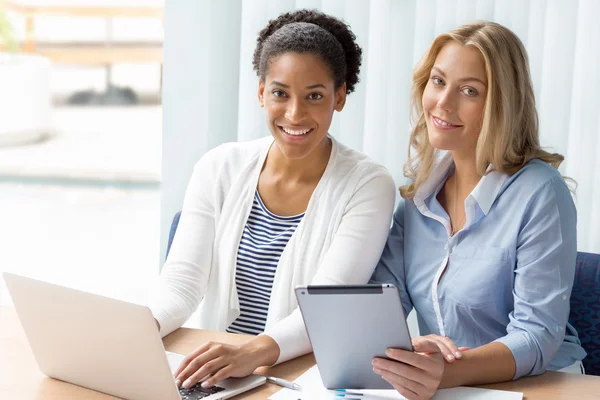 Laten we vergelijken wat we hebben. — Stockfoto