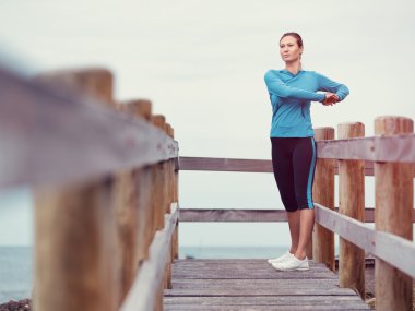 Sabah egzersiz okyanusun yanındaki