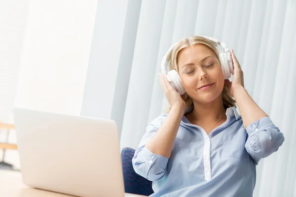 Immersed into music — Stock Photo, Image