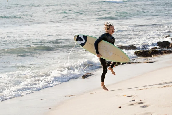 El surf me hace sentir vivo —  Fotos de Stock
