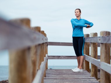 Sabah egzersiz okyanusun yanındaki