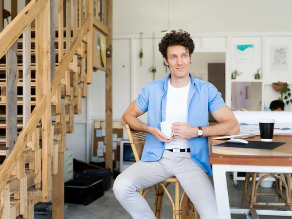 Es genial sentirse como en casa cuando estás en el trabajo. — Foto de Stock