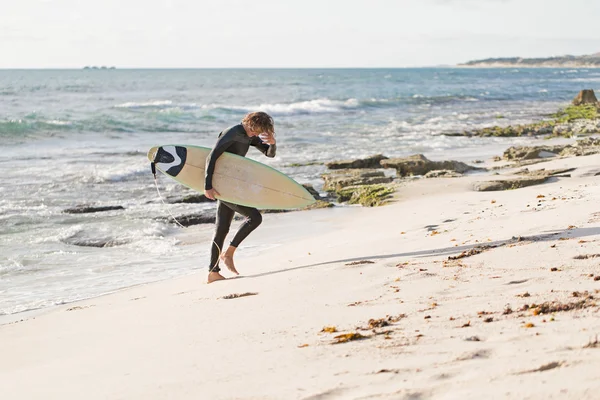 El surf me hace sentir vivo —  Fotos de Stock