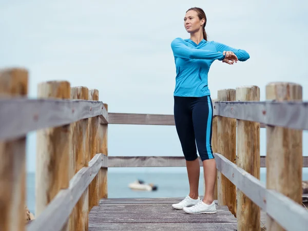 Morning exercise next to the ocean — Stock Photo, Image