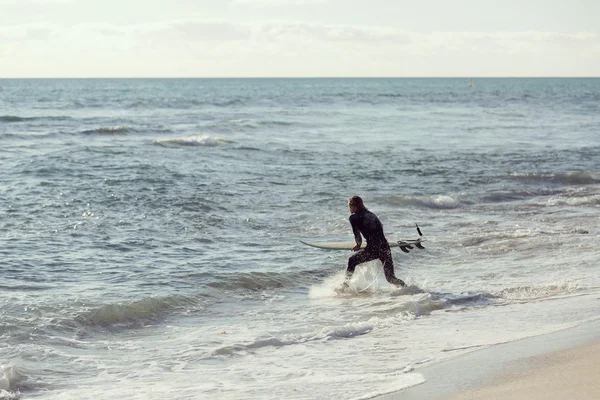 Hitting waves — Stock Photo, Image