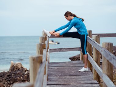 Sabah egzersiz okyanusun yanındaki