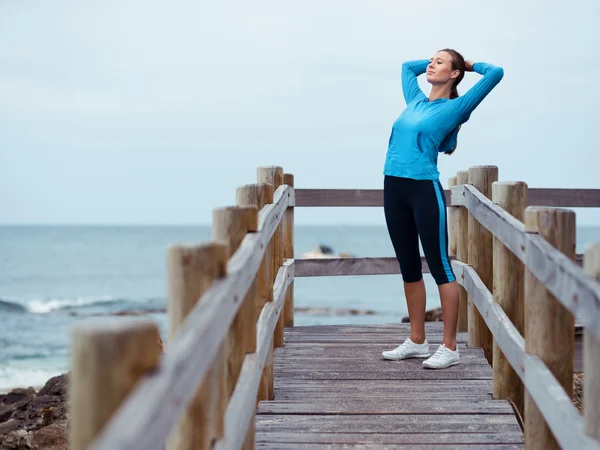 Morning exercise next to the ocean — Stock Photo, Image