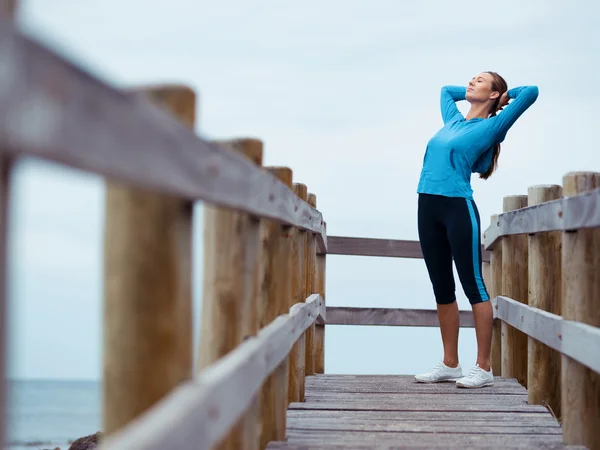 Morning exercise next to the ocean — Stock Photo, Image