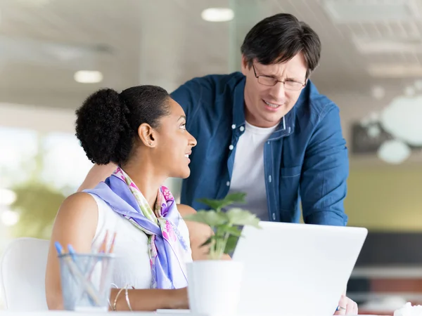 Esperto è pronto ad aiutarla con il suo lavoro — Foto Stock