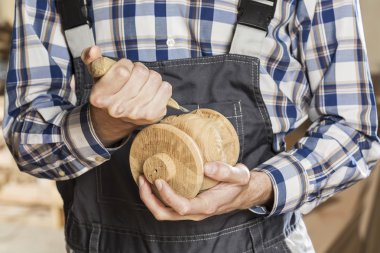 iş yerinde bir marangoz