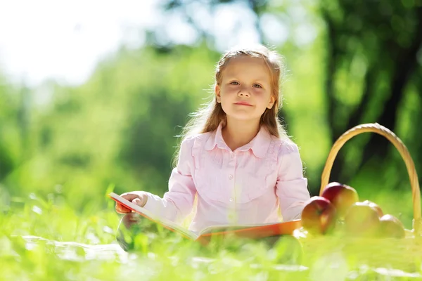 Flicka i parken — Stockfoto