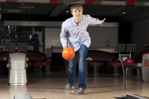 Adam Bowling oynarken — Stok fotoğraf