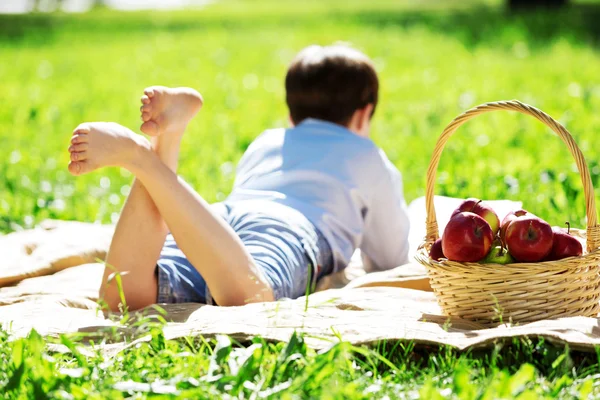 Junge im Park — Stockfoto