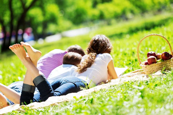 Picknick i trädgården — Stockfoto