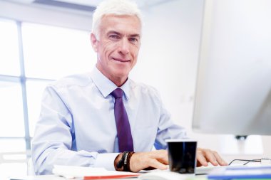 Başka bir office gün bilgisayar önünde